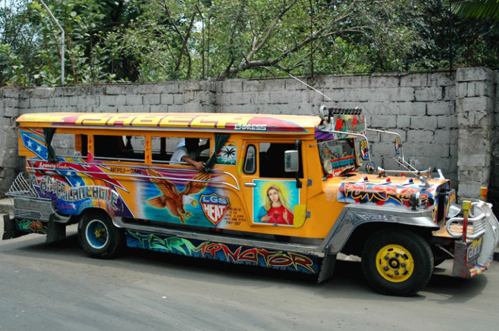 Jeepney là phương tiện đi lại phổ biến tại Philippines. 