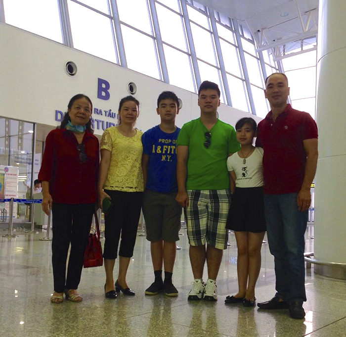 Gia đình chị Lan Chi đưa tiên học sinh Huy Thịnh (Học sinh trường MDIS) lên đường sang Singapore